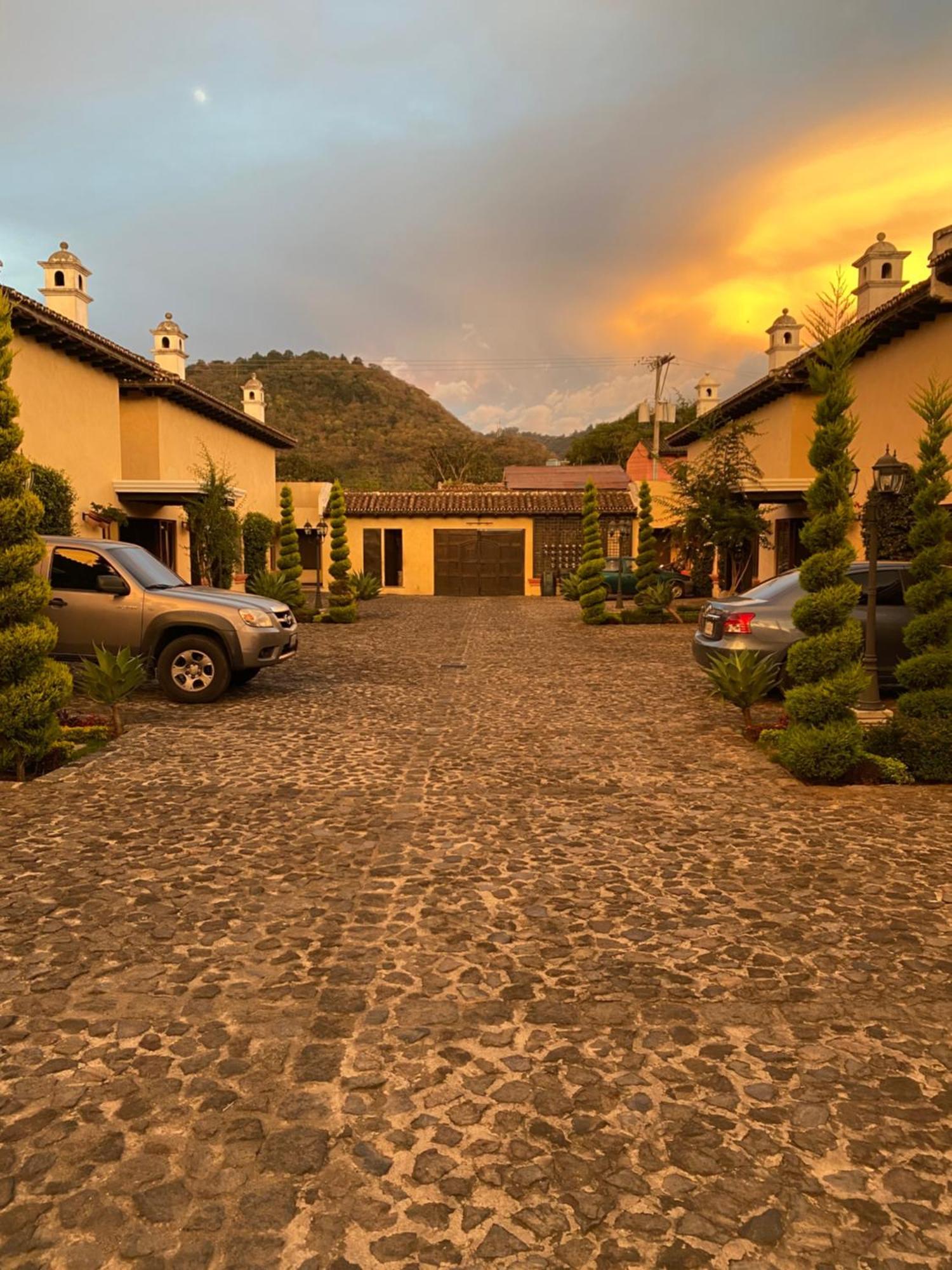 Suite Don Pedro: Hermoso Loft Con Parqueo Gratis! アンティグア・グアテマラ エクステリア 写真